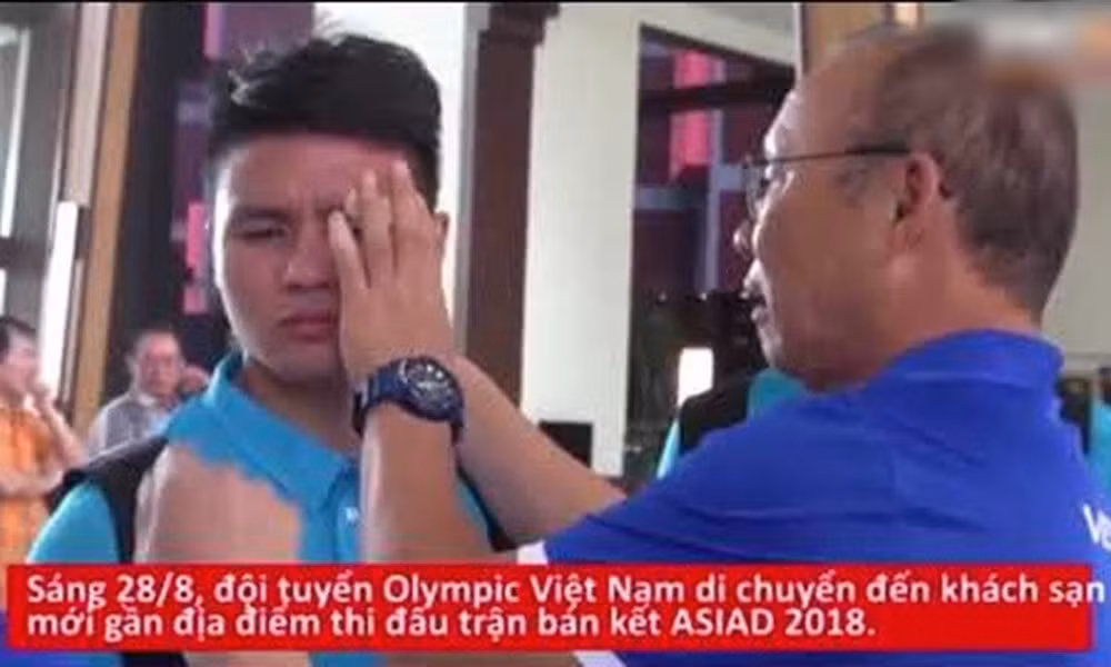 HLV Park Hang-seo tự tay dán lại băng mắt cho Quang Hải sau pha rách mắt tại Asiad 2018.