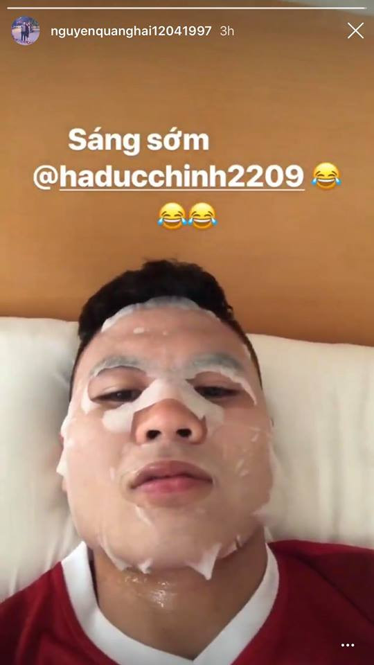 Kể từ khi tham gia tập huấn tại Trung tâm thể thao quốc gia Paju (Hàn Quốc) để chuẩn bị cho AFF Cup, các cầu thủ không cập nhật nhiều về bản thân lên mạng xã hội. Nhưng trong 1 khoảnh khắc hiếm hoi, tiền vệ Quang Hải đã khoe được HLV Park Hang-seo chăm sóc sắc đẹp.