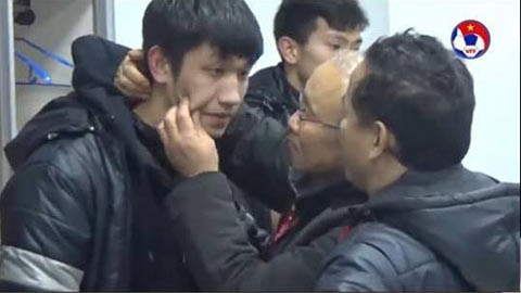 HLV Park Hang-seo véo má cưng nựng Trọng Đại.