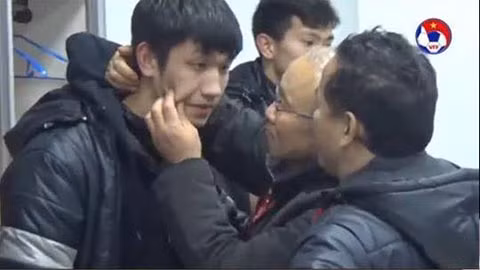 HLV Park Hang-seo véo má cưng nựng Trọng Đại.