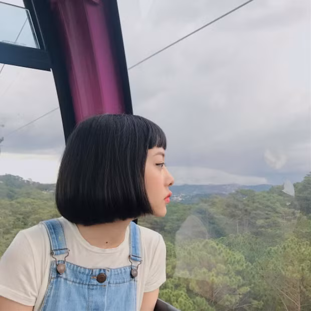 Như đã biết, rất nhiều anh chàng nổi lên nhờ những bức ảnh góc nghiêng thần thần. Tuy nhiên, không chỉ có các anh em mà thời gian qua, cũng có rất nhiều những cô gái trẻ tận dụng góc ảnh đặc biệt này và được mọi người chú ý. Mới nhất là trường hợp của cô nàng 9X Sài thành được mệnh danh " nữ thần góc nghiêng" đang nổi đình đám trên mạng xã hội Instagram. Ảnh trong bài: Instagram nhân vật.