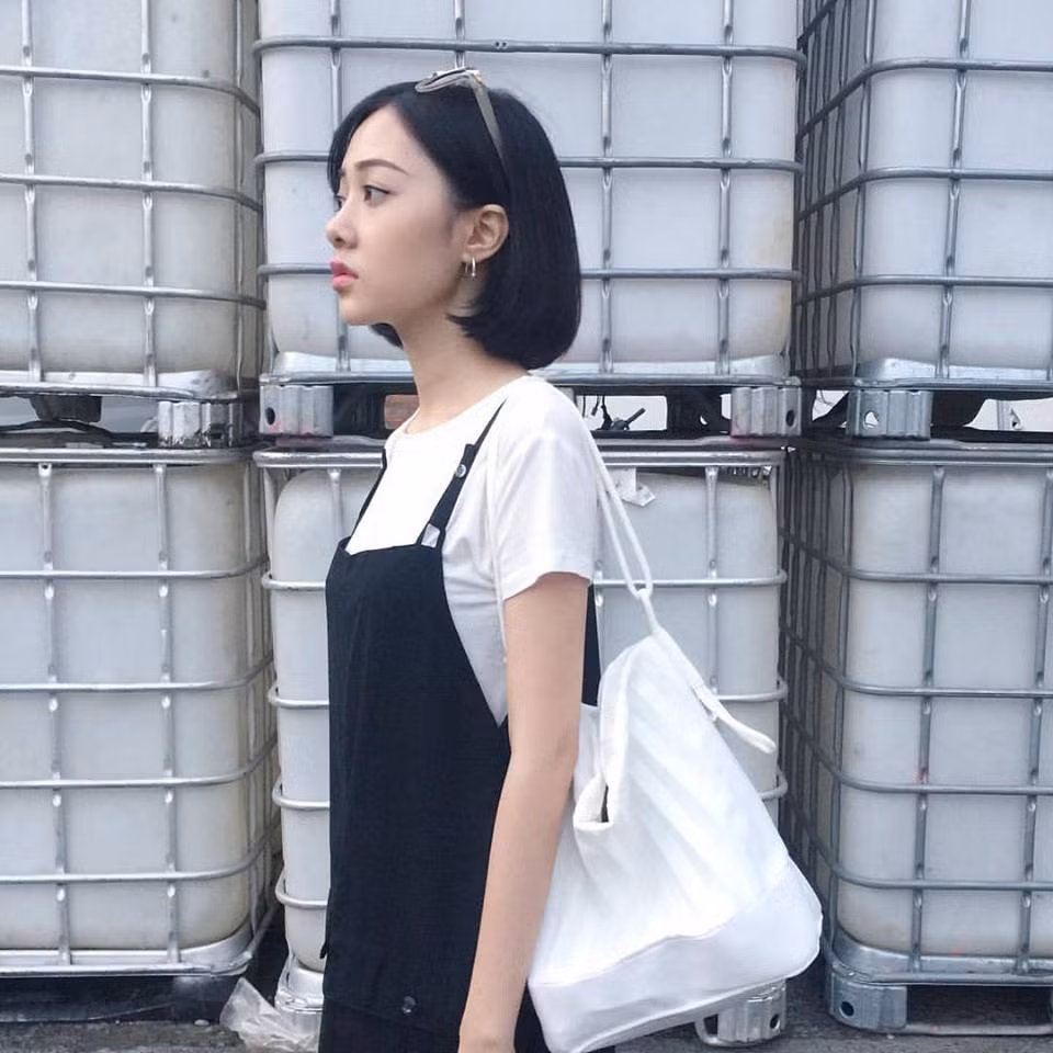 Mái tóc ngắn cá tính, da trắng, mặt ưa nhìn, thân hình cân đối, nhiều dân mạng đã không quá khi gọi Thùy Anh với danh hiệu "nữ thần góc nghiêng".