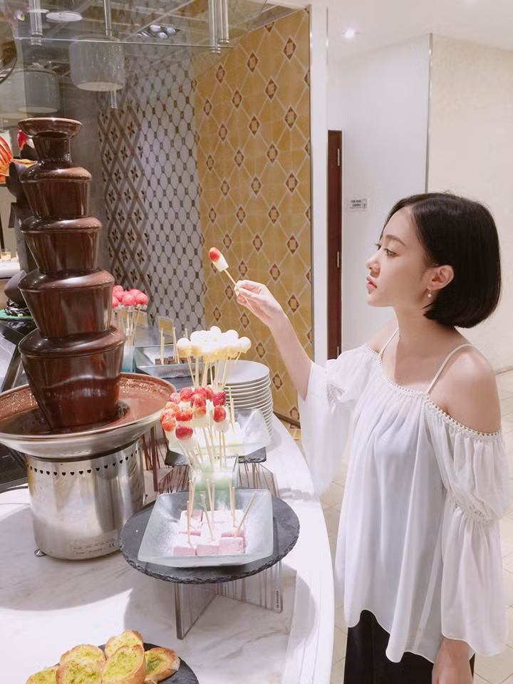 Cũng chính việc sở hữu khuôn mặt đẹp, thân hình cân đối, Thùy Anh là sự lựa chọn cho nhiều nhà thiết kế để thể hiện những bộ thời trang của mình.