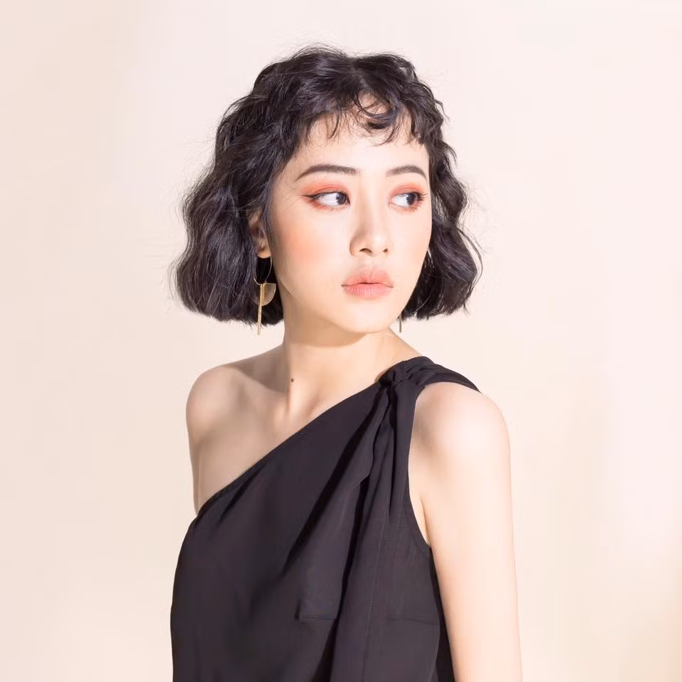 Nữ thần góc nghiêng 9X được nhắc tới đó là Lê Ngọc Thùy Anh (sinh năm 1993) đã tốt nghiệp ĐH RMIT TP HCM chuyên ngành Marketing và hiện đang tự kinh doanh.