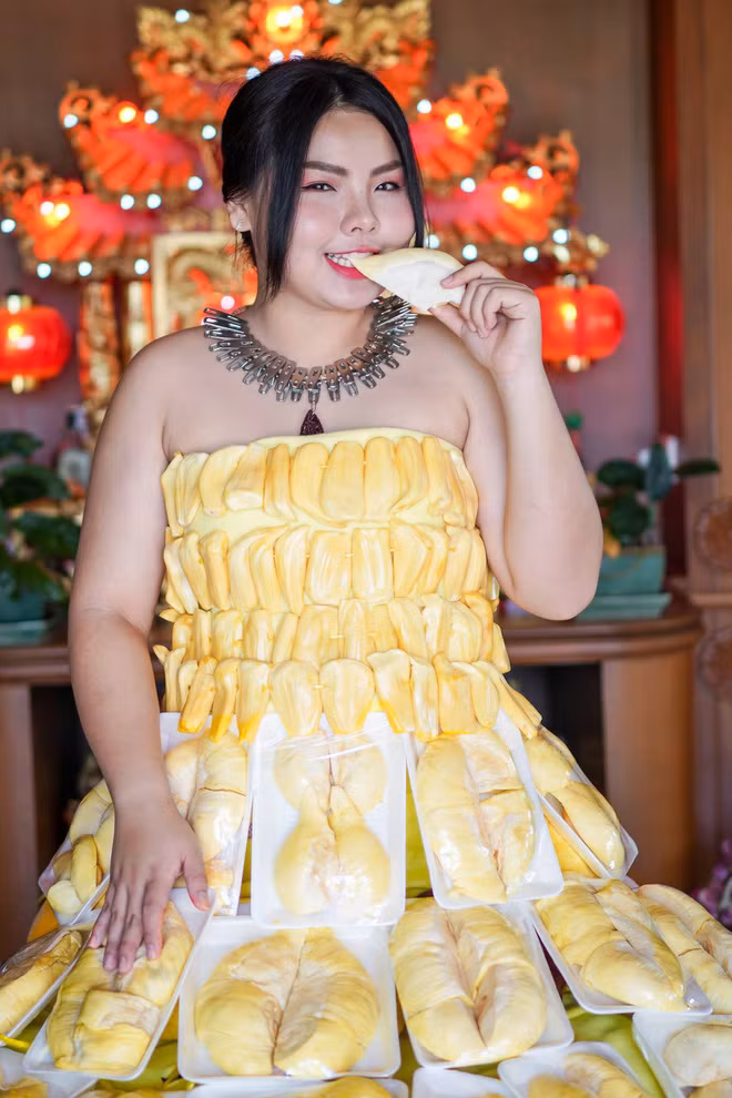 Ở Thái Lan , có một cô nàng tên là Benjaphorn Chetsadakan đang làm cộng đồng mạng Thái Lan và Trung Quốc dậy sóng điên đảo nhờ màn hóa trang Cosplay siêu ấn tượng.