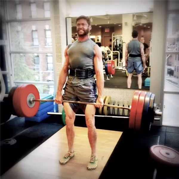 Nếu chỉ nhìn xuống dưới ắt hẳn nhiều người sẽ nhầm tưởng, đây là chân cô nào chứ không phải chàng trai tập gym, ấy chứ.