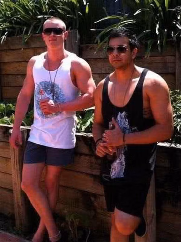 Đôi chân thật là thẳng và thon gọn hết như các cô nàng hot girl đang thịnh hành.