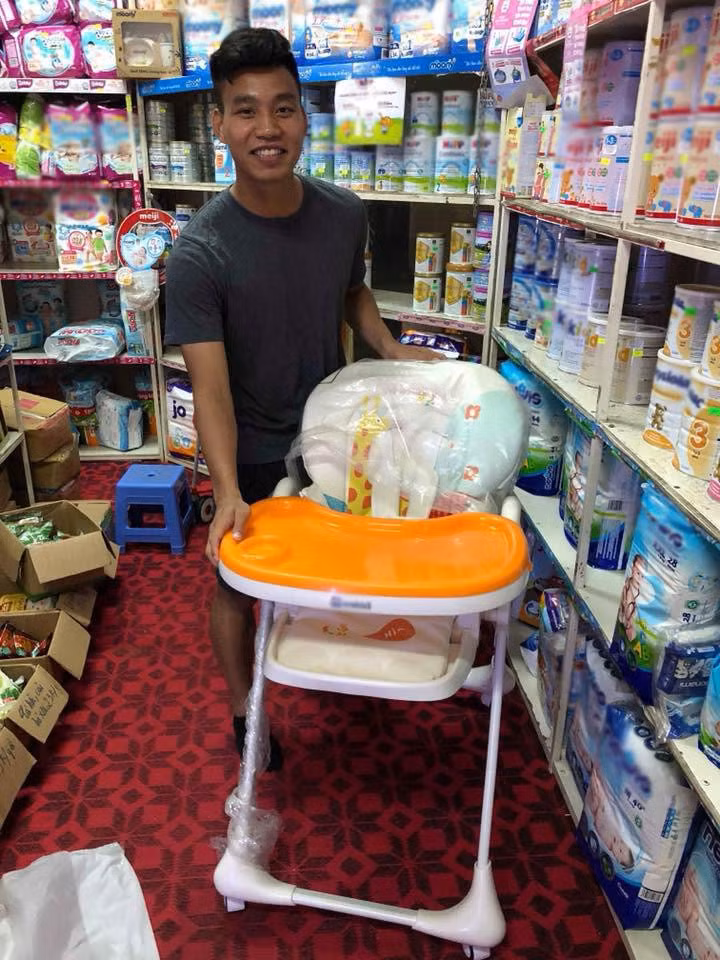 Bỏ qua những tin đồn về việc nhóm cầu thủ Việt Nam sắp trở thành "bố bỉm sữa", dân mạng lại tò mò xem em bé nào có được may mắn nhận quà từ những "cầu thủ quốc dân" này?