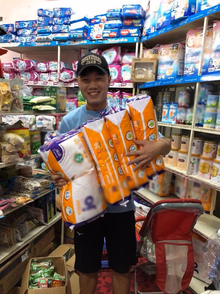 Mới đây, một trong những tin tức gây chú ý, đó là loạt ảnh các cầu thủ đội tuyển Việt Nam gồm Công Phượng, Xuân Trường, Văn Toàn, Văn Thanh xuất hiện tại một cửa hàng bán đồ sơ sinh để mua hàng.