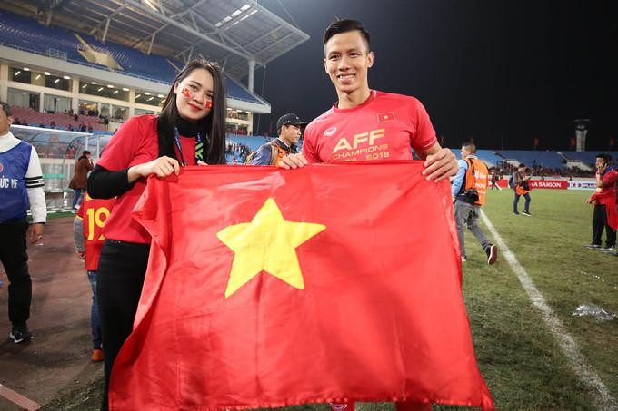 Bà xã Quế Ngọc Hải chung vui với chồng trong đêm đội tuyển Việt Nam lên ngôi vô địch AFF Cup 2018 vừa qua.