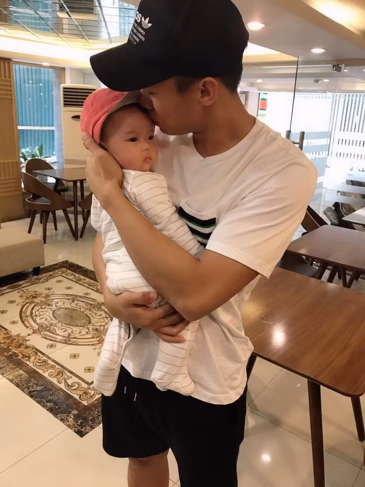 Con gái Quế Ngọc Hải sinh tháng 7/2018, là kết quả của mối tình đẹp giữa trung vệ Quế Ngọc Hải và người đẹp Dương Thuỳ Phương. Em bé ở nhà có tên gọi là Sunny, hiện được 5 tháng tuổi.