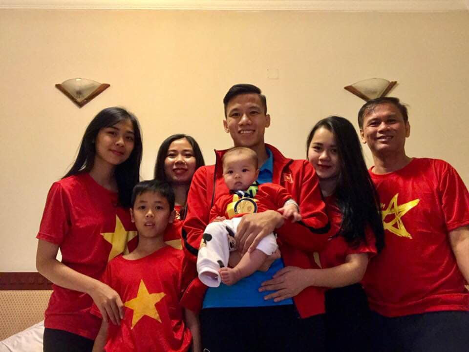 Câu trả lời đã có ngay sau khi những bức ảnh trên được đăng tải trên mạng, em bé chủ nhân những món quà của Công Phượng, Xuân Trường, Văn Toàn, Văn Thanh mua không ai khác chính là con gái mới chào đời của cầu thủ Quế Ngọc Hải.