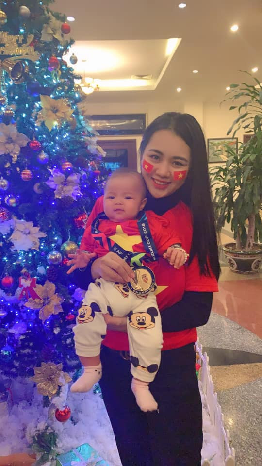 Vẻ ngoài đáng yêu của đứa con đầu lòng của trung vệ Quế Ngọc Hải được nhiều người gọi là "em bé may mắn nhất Việt Nam" hiện tại vì vừa được các tuyển thủ Việt Nam tặng quà ngay sau khi đội tuyển Việt Nam lên ngôi vô địch AFF Cup.