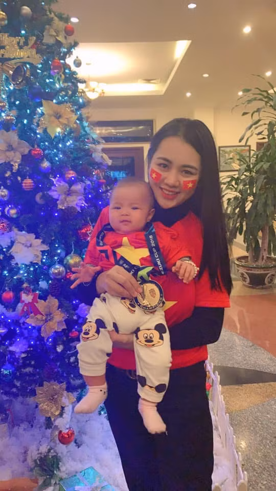 Vẻ ngoài đáng yêu của đứa con đầu lòng của trung vệ Quế Ngọc Hải được nhiều người gọi là "em bé may mắn nhất Việt Nam" hiện tại vì vừa được các tuyển thủ Việt Nam tặng quà ngay sau khi đội tuyển Việt Nam lên ngôi vô địch AFF Cup.