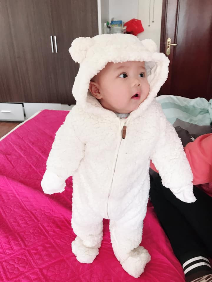 Bé Sunny nhận được nhiều lời khen ngợi từ người hâm mộ khi có vẻ ngoài trắng trẻo, bụ bẫm, đôi mắt to tròn đáng yêu như búp bê, được thừa hưởng nhiều nét đẹp của cả bố lẫn mẹ.