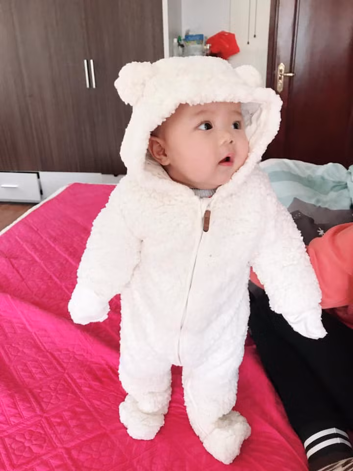 Bé Sunny nhận được nhiều lời khen ngợi từ người hâm mộ khi có vẻ ngoài trắng trẻo, bụ bẫm, đôi mắt to tròn đáng yêu như búp bê, được thừa hưởng nhiều nét đẹp của cả bố lẫn mẹ.