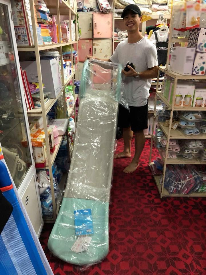 Việc các cầu thủ đội tuyển Việt Nam đồng loạt xuất hiện tại cửa hàng bán đồ sơ sinh khiến nhiều người tò mò. Thậm chí, có tin đồn còn cho rằng rất có thể một trong số các cầu thủ này sắp trở thành "ông bố bỉm sửa" và tranh thủ đi sắm đồ cho con trước khi tập chung trở lại chuẩn bị cho Asian Cup 2019.