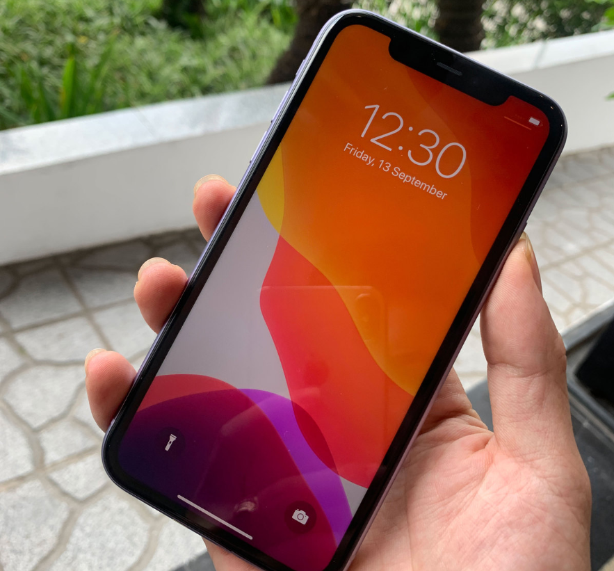 Ngay sau đó, chia sẻ với nhiều người, anh Phúc Bồ cho biết, ba mẫu iPhone 11 vừa xuất hiện ở Việt Nam là máy thử nghiệm dành cho nhà mạng, không phải máy thương mại.