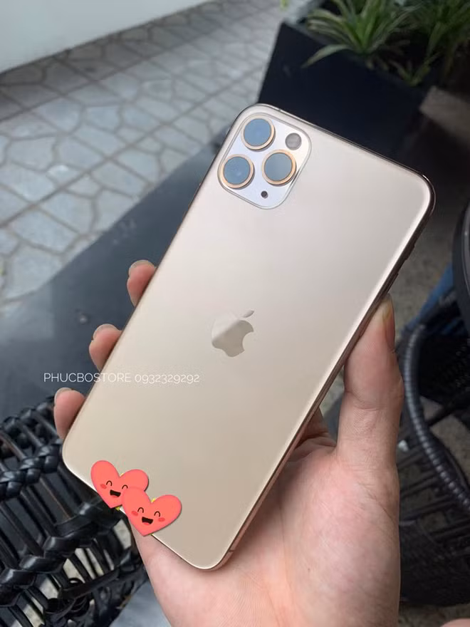 Việc iPhone 11 và iPhone 11 Pro có mặt tại Việt Nam khiến nhiều người tỏ ra bất ngờ khi theo lịch phải tận 20/9, siêu phẩm này của Apple mới chính thức lên kệ tại các store khắp thế giới.