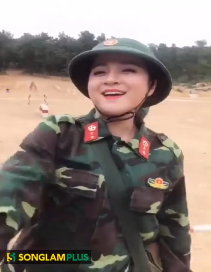 Chỉ sau ít giờ xuất hiện, clip của cô bạn xinh đẹp đến từ Nghệ An đã nhận được sự hưởng ứng nhiệt tình của cư dân mạng, đã có tới 11.000 lượt yêu thích và bình luận không ngớt lời khen nhan sắc cùng chất giọng cực ấm áp. Chưa dừng lại ở đó, rất nhiều các fanpage khác cũng nhanh tay chia sẻ clip và cô bạn trên bỗng chốc nổi tiếng.