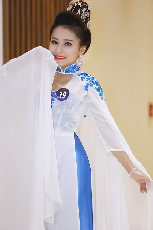 Ngọc Ánh cũng chia sẻ thêm rằng, clip mình hát dưới đây được trong 1 lần ghi hình cho chương trình "Chúng tôi là chiến sĩ" sắp phát sóng sắp tới. Ảnh sử dụng trong bài: FBNV.