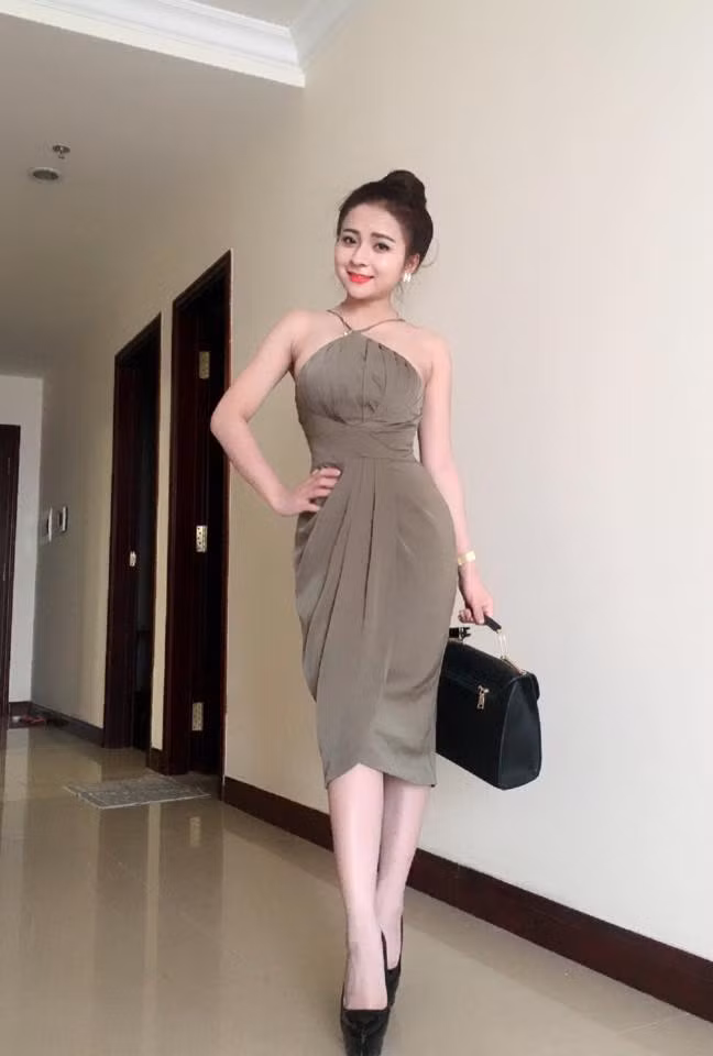 Dù chiều cao không thực sự lý tưởng, nhưng cô gái xứ Nghệ lại có một khuôn mặt xinh đẹp và làn da trắng. Nhiều người nhận xét trông cô rất dễ thương và mỗi lần xuất hiện là thêm 1 lần thu hút ánh nhìn của mọi người.