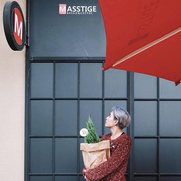 Những cây Sơn Tùng khi các bạn trẻ mua về đều được trang trí hết sức lộng lẫy với đèn, bóng, dây kim tuyến và trở thành dụng cụ sống ảo hoặc để bàn làm việc.