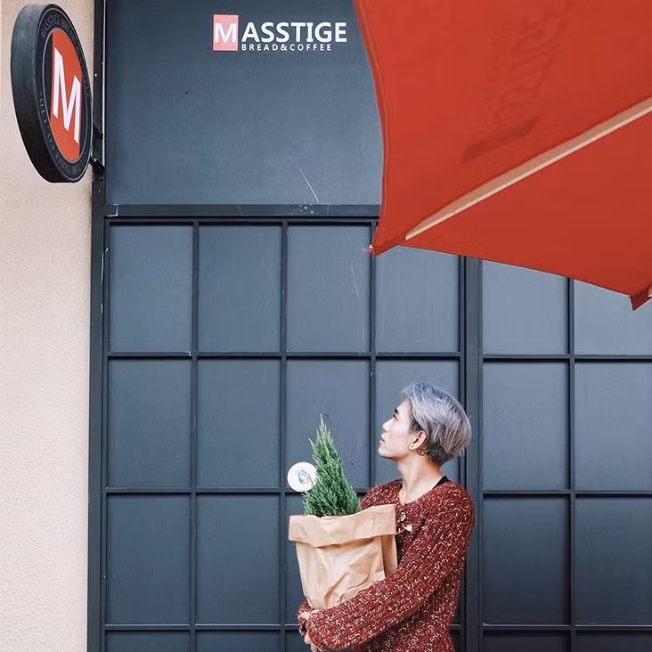 Những cây Sơn Tùng khi các bạn trẻ mua về đều được trang trí hết sức lộng lẫy với đèn, bóng, dây kim tuyến và trở thành dụng cụ sống ảo hoặc để bàn làm việc.