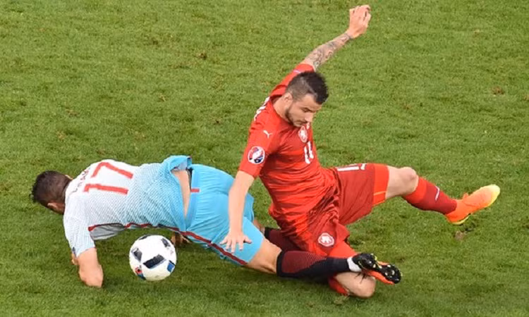 45 phút của trận đấu tại lượt trận cuối cùng bảng D VCK Euro 2016 giữa CH Czech và Thổ Nhĩ Kỳ kết thúc với tỷ số 1-0 nghiêng về ĐT Thổ Nhĩ Kỳ. Đây là hiệp đấu chứng kiến cách chọn đấu pháp đứng đắn và cách nhập cuộc hết sức quyết liệt của người Thổ và thành quả của họ là bàn thắng của Yilmaz.