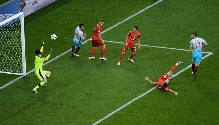 Chính vì tinh thần muốn thắng để nuôi mộng đi tiếp, ngay những phút đầu của trận đấu, các cầu thủ CH Czech đã tổ chức đợt tấn công về phía Thổ Nhĩ Kỳ.