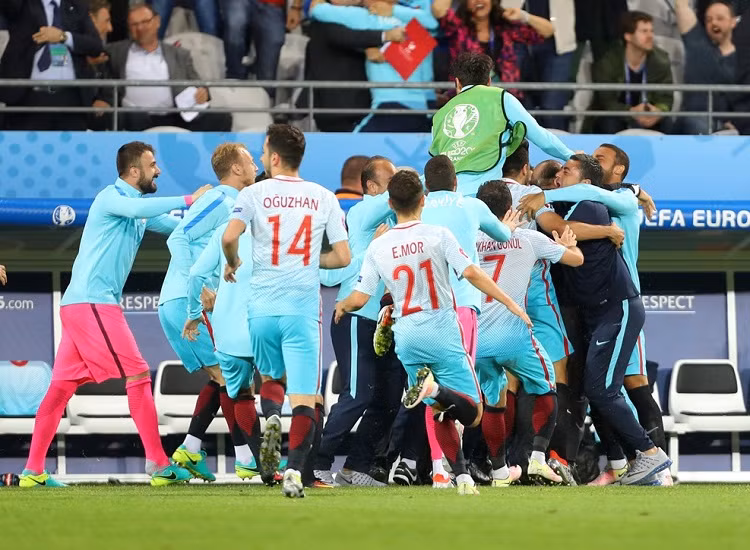 Trận đấu kết thúc với tỷ số 2-0 nghiêng về phía ĐT Thổ Nhĩ Kỳ. Với kết quả này, các cầu thủ Thổ Nhĩ Kỳ đã thay CH Czech xếp thứ 3 tại bảng D VCK Euro 2016 với 3 điểm và nuôi tiếp hy vọng mong manh ở việc đi tiếp tại vòng loại trực tiếp. Còn với CH Czech họ chỉ biết tự trách mình khi nắm lợi thế nhưng đã tuột và chấp nhận chia tay Euro 2016 chỉ với 1 điểm duy nhất.