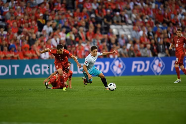 Hiệp hai bắt đầu của trận đấu với thế trận tấn công được cả Czech cũng như Thổ Nhĩ Kỳ tạo ra. Liên tục những tình huống nguy hiểm được cả hai bên tạo ra về phía khung thành của nhau.