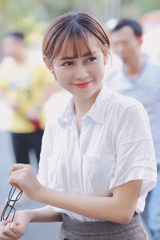 Nói về nhan sắc của Phương Thoa nhiều dân mạng phải công nhận rằng cô bạn này có nét đẹp khá hiện đại. Với khuôn mặt ưa nhìn, chiếc mũi cao, thẳng, đôi mắt to ngây thơ và đôi môi đỏ tươi luôn chúm chím.