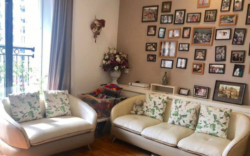 Trước đó, căn hộ của 2 vợ chồng ấm cúng nhưng chật chội có phần hơi cũ.