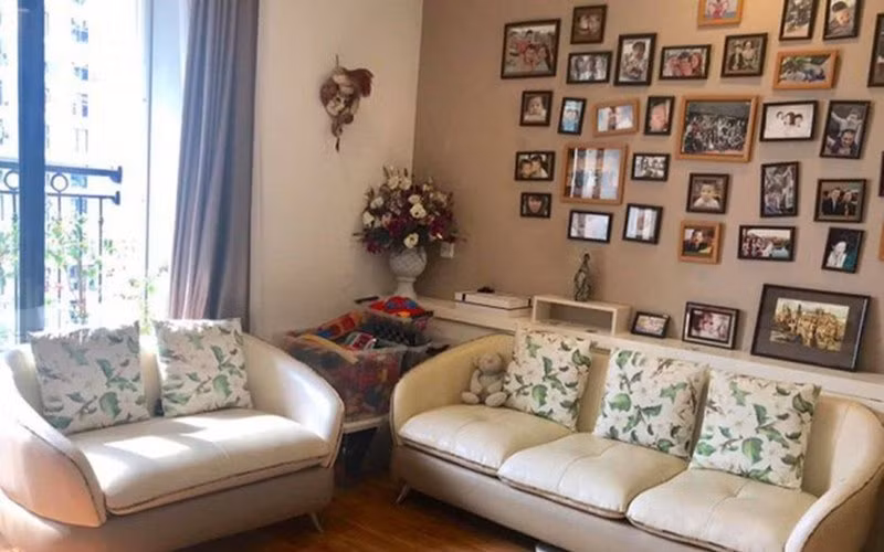 Trước đó, căn hộ của 2 vợ chồng ấm cúng nhưng chật chội có phần hơi cũ.