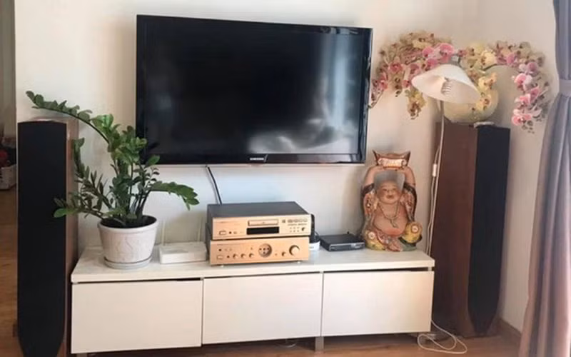 Đan Lê đã quyết định bán tất cả nội thất trong căn hộ để sửa sang lại.