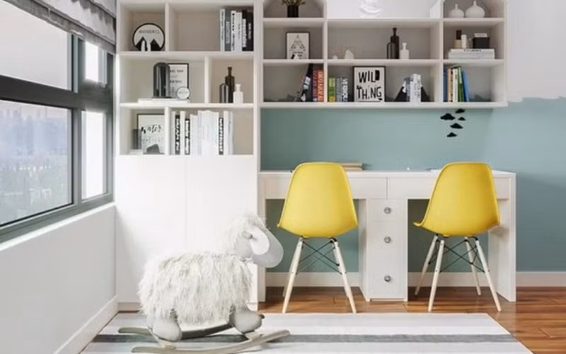 Phòng ngủ của các con nữ MC trang trí đơn giản, lựa chọn tông màu xanh phù hợp với sở thích của 2 con trai.