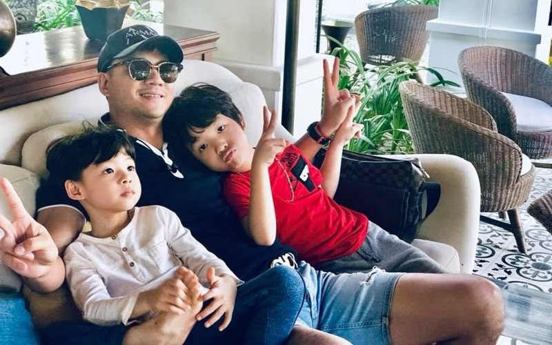 Bên cạnh đôi vợ chồng tài năng, đẹp đôi, người hâm mộ cũng thích thú với 2 quý tử điển trai, thông minh của cặp đôi là Khải Minh và Khải Nguyên.