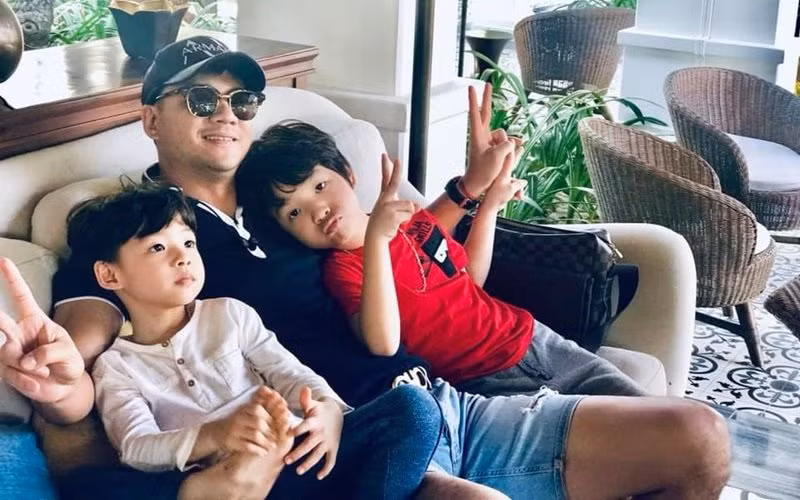 Bên cạnh đôi vợ chồng tài năng, đẹp đôi, người hâm mộ cũng thích thú với 2 quý tử điển trai, thông minh của cặp đôi là Khải Minh và Khải Nguyên.