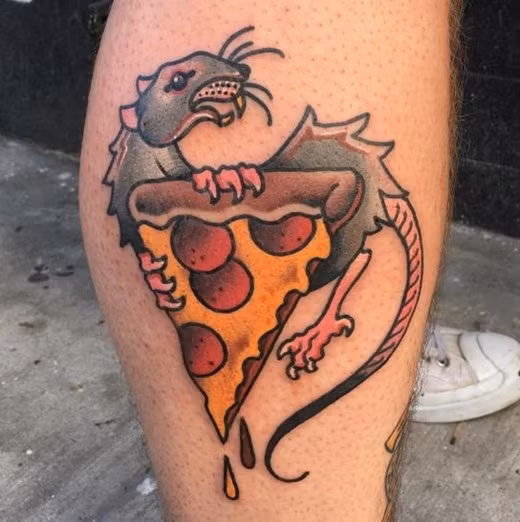 Để lưu giữ lại những trào lưu hot của năm 2015, nhiều bạn trẻ đã thể hiện chúng bằng những hình xăm. Hình xăm độc đáo này lấy cảm hứng từ đoạn phim 8 triệu lượt xem quay lại cảnh một chú chuột cần mẫn tha miếng bánh pizza trên những bậc thang dẫn xuống trạm tàu điện ngầm ở New York