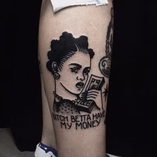 Với những ai còn đang thiếu nợ tiền bạn, đây là một lời nhắc nhở khéo hãy trả hết trước khi 2015 kết thúc bằng hình xăm hết sức tế nhị.