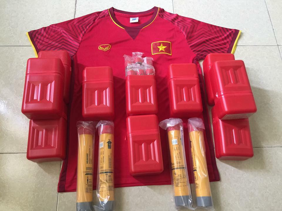 Dù bị cấm nhưng nhiều CĐV cũng đã chuẩn bị cho mình những quả pháo sáng để ra đường ăn mừng khi đội nước nhà giành chiến thắng.