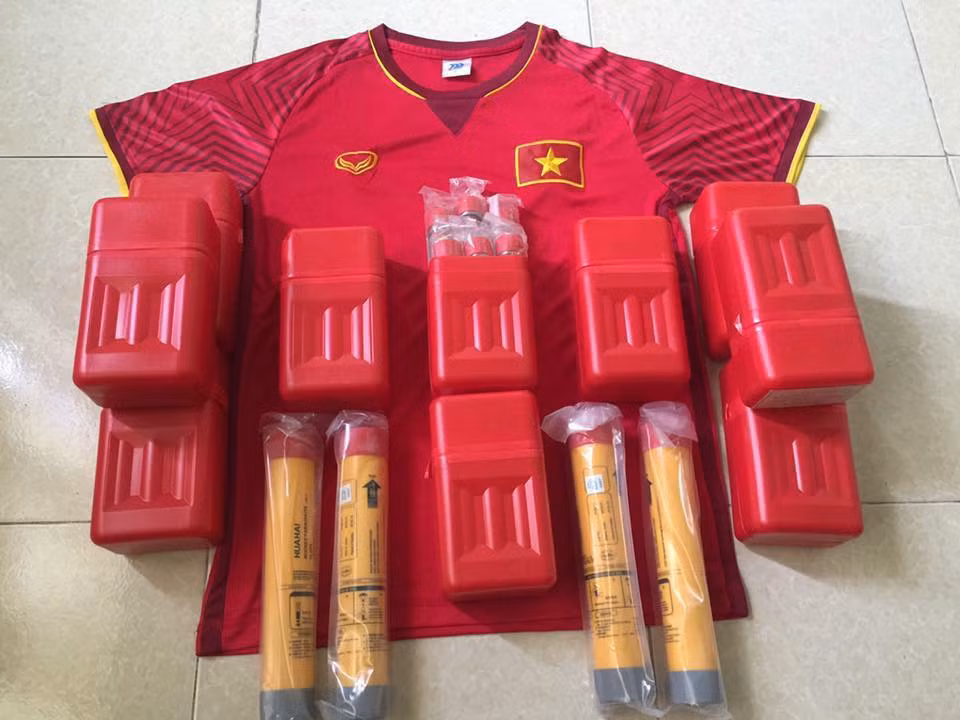 Dù bị cấm nhưng nhiều CĐV cũng đã chuẩn bị cho mình những quả pháo sáng để ra đường ăn mừng khi đội nước nhà giành chiến thắng.