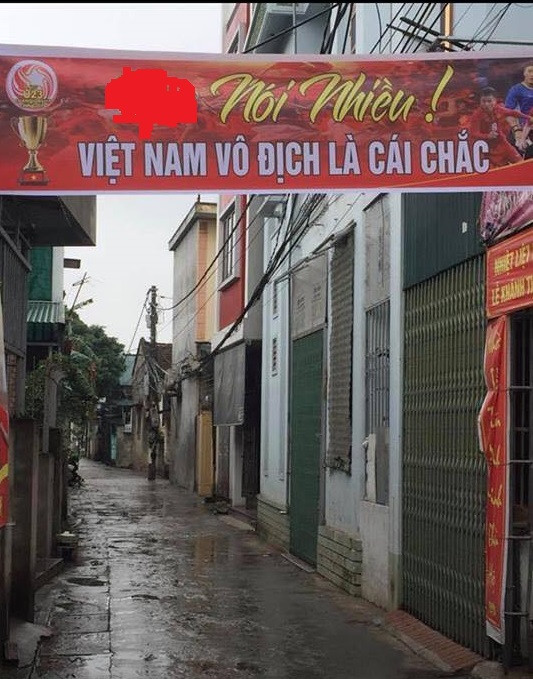 Tấm băng rôn khẳng định chiến thắng của Olympic Việt Nam cũng được treo khắp đường làng, ngõ xóm.