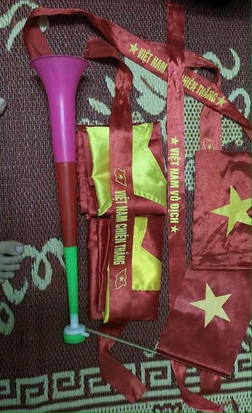 Cờ, kèm và băng rôn cổ vũ cũng đã được các CĐV chuẩn bị.