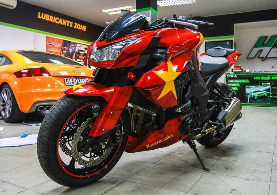 Nhiều NHM bóng đá còn sẵn sàng bỏ tiền, bỏ công sức để biến những chiếc xe của mình thành một lá cờ Tổ quốc để chuẩn bị cho màn diễu hành ăn mừng chiến thắng của đội tuyển Olympic Việt Nam ngay sau khi trận đấu kết thúc.