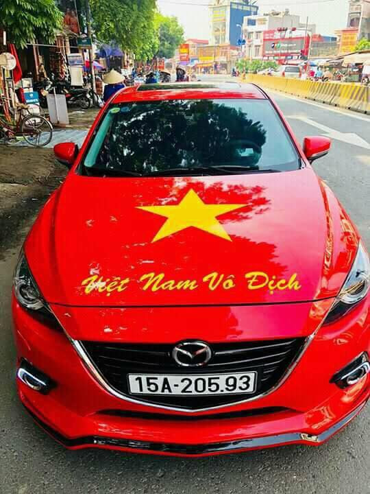 Trước giờ bóng lăn, trên MXH dân mạng đã khoe những bức ảnh chuẩn bị cho việc cổ vũ đội tuyển Olympic Việt Nam bằng nhiều hình thức khác nhau và điểm chung đó là tất cả đều đưa ra hai màu chủ đạo đó là đỏ và vàng, chính là màu của lá cờ Quốc kì Việt Nam.