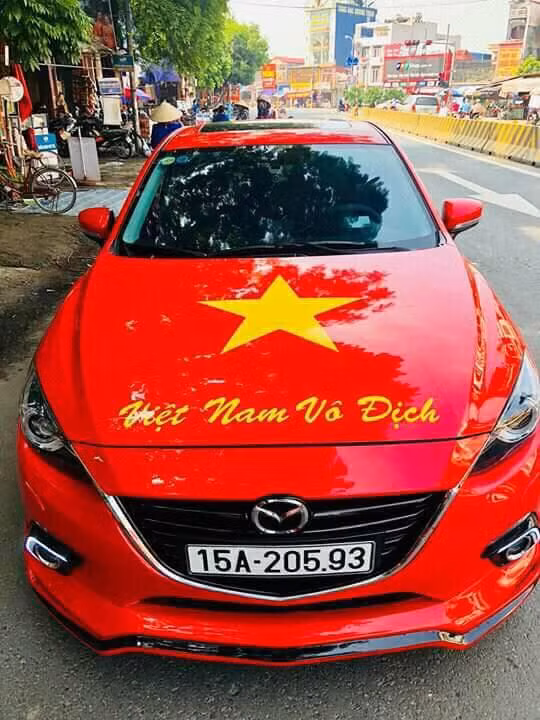 Trước giờ bóng lăn, trên MXH dân mạng đã khoe những bức ảnh chuẩn bị cho việc cổ vũ đội tuyển Olympic Việt Nam bằng nhiều hình thức khác nhau và điểm chung đó là tất cả đều đưa ra hai màu chủ đạo đó là đỏ và vàng, chính là màu của lá cờ Quốc kì Việt Nam.