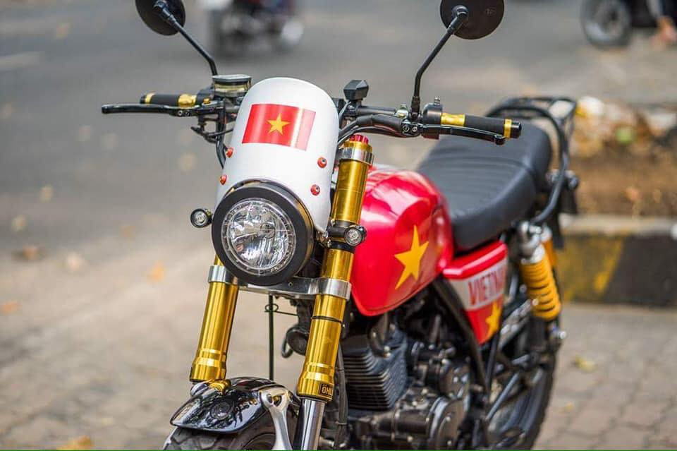 Dạo qua các phố như Cao Bá Quát, phố Huế ở Hà Nội những cửa hàng dán decan xe bỗng dưng đông khách và đa phần họ đều yêu cầu biến "xế" yêu của mình thành Quốc kì.