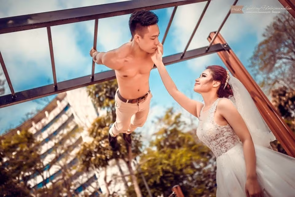 Mới đây, trên một diễn đàn vừa đăng tải một bộ ảnh cưới độc lạ của một cặp đôi đến từ Hà Nội với phong cách street work out đã khiến cho cư dân mạng vô cùng thích thú vì quá ngọt ngào, dễ thương.